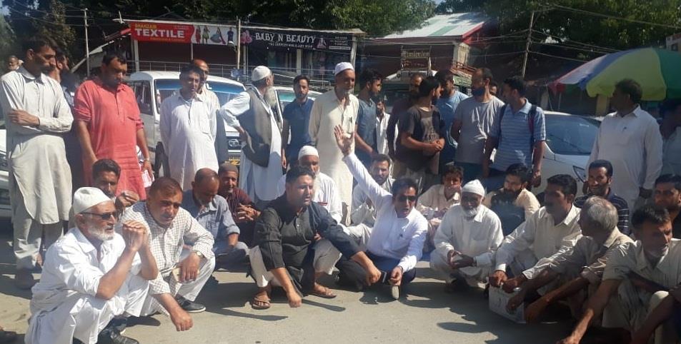 People hit streets against delay in appointment of Tehsildar at Watergam
