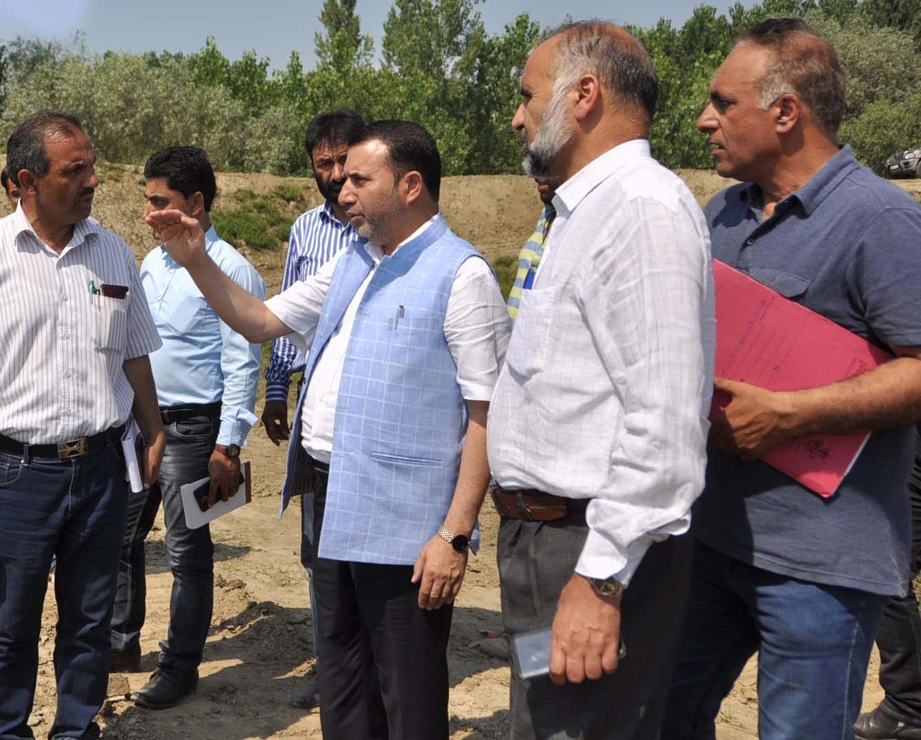 Secretary I&FC takes stock of dredging work on Flood Spill Channel