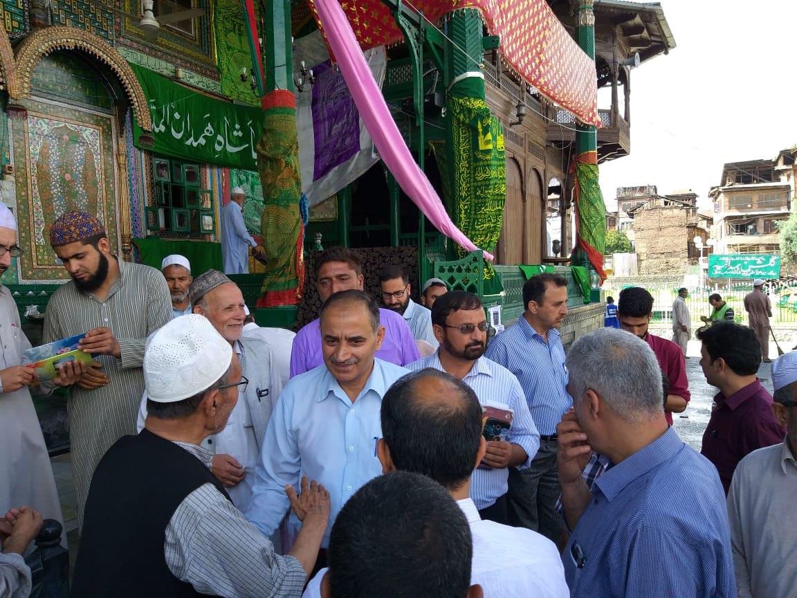 Commissioner SMC takes stock of sanitation, street lighting