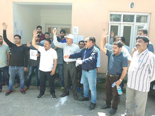 Protesting Employees lock District treasury office in Bandipora