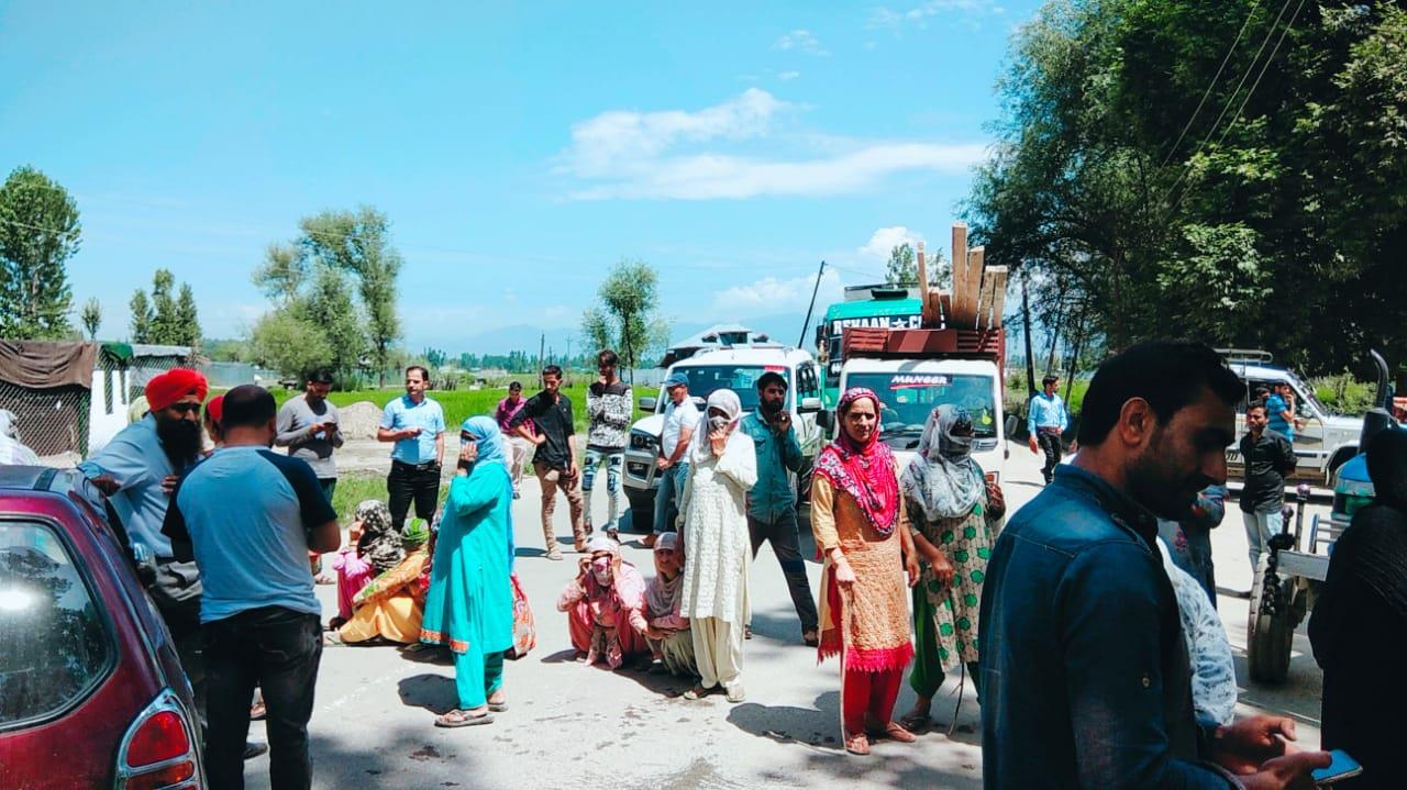 Villagers of Chalkoo stage demo on Baramulla-Handwara road against water shortage