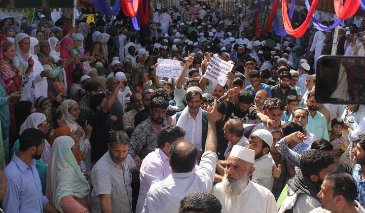 Malik leads protest outside Khakah-e-Moula