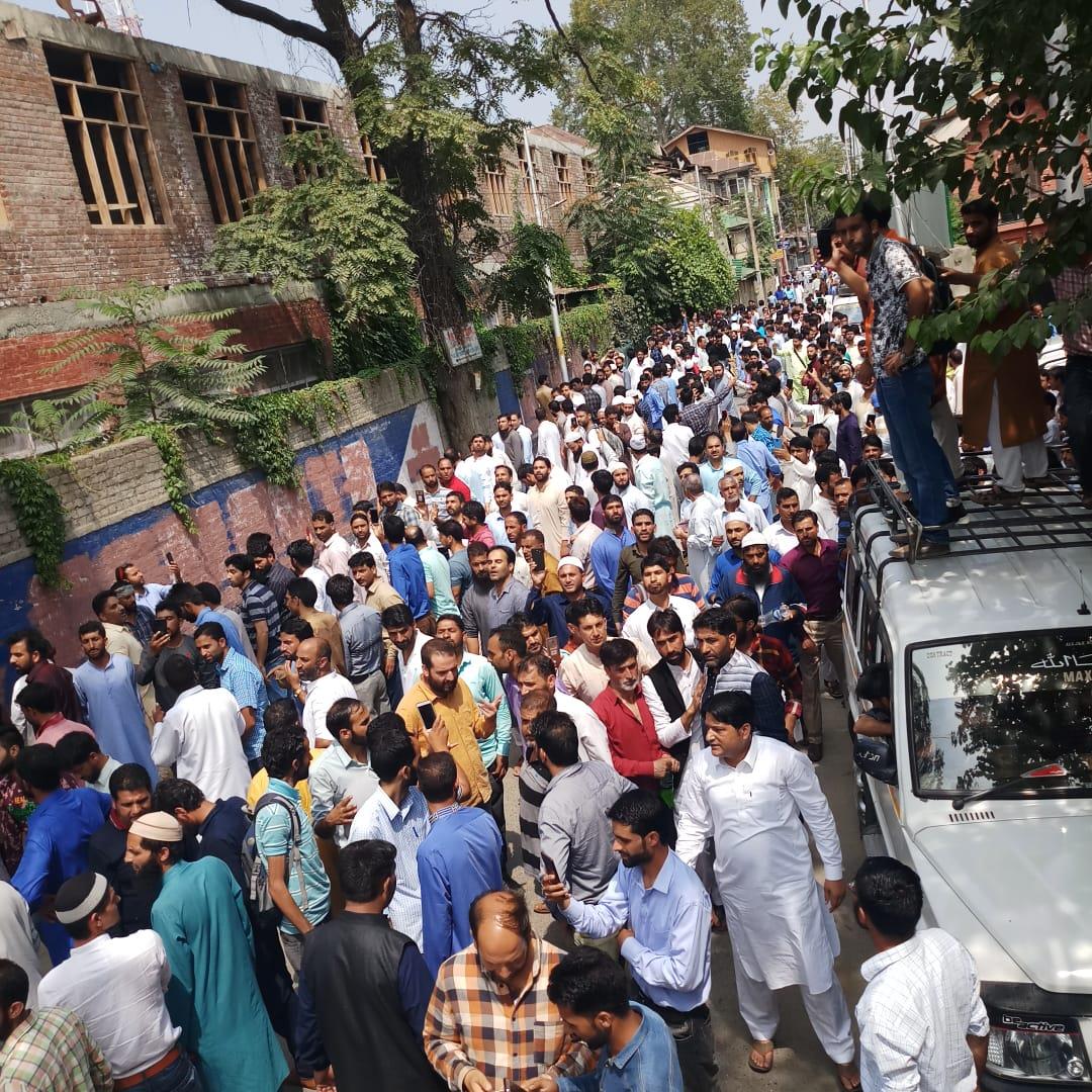Police foils teacher's Eid march, scores injured hundreds detained