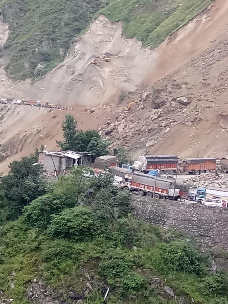 Landslides shut traffic on Srinagar-Jammu highway