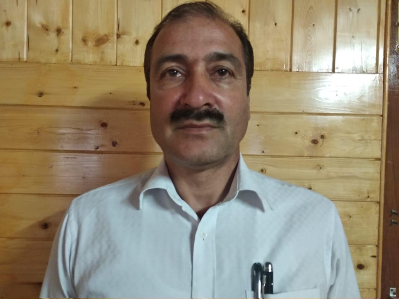 EJAC Kupwara, Lecturers Forum felicitate DEPO Srinagar for best teacher award