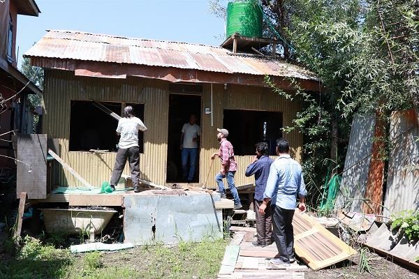 LAWDA demolishes several illegal structures around Dal Lake
