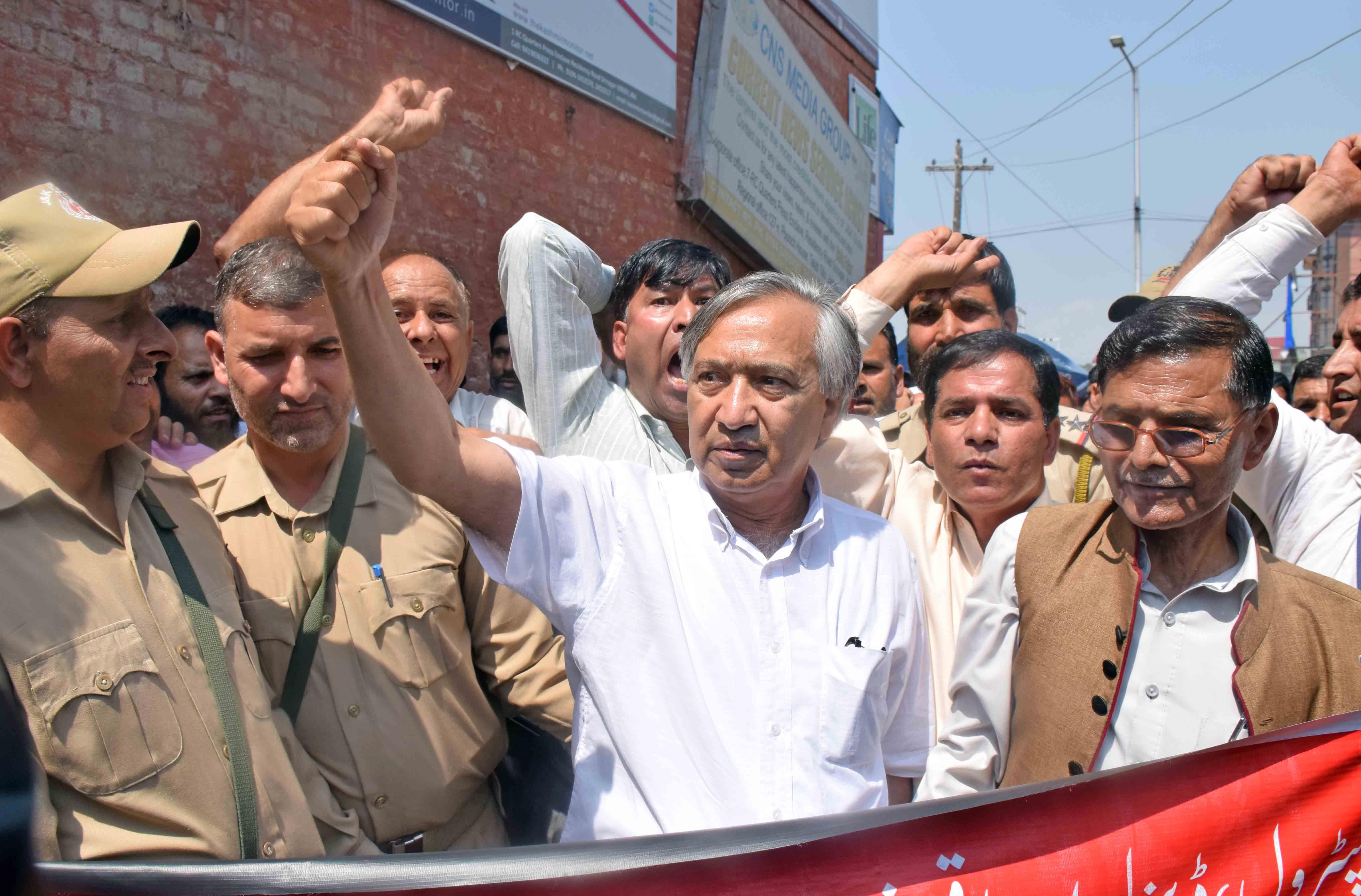 CPI (M) protests against hike in fuel prices
