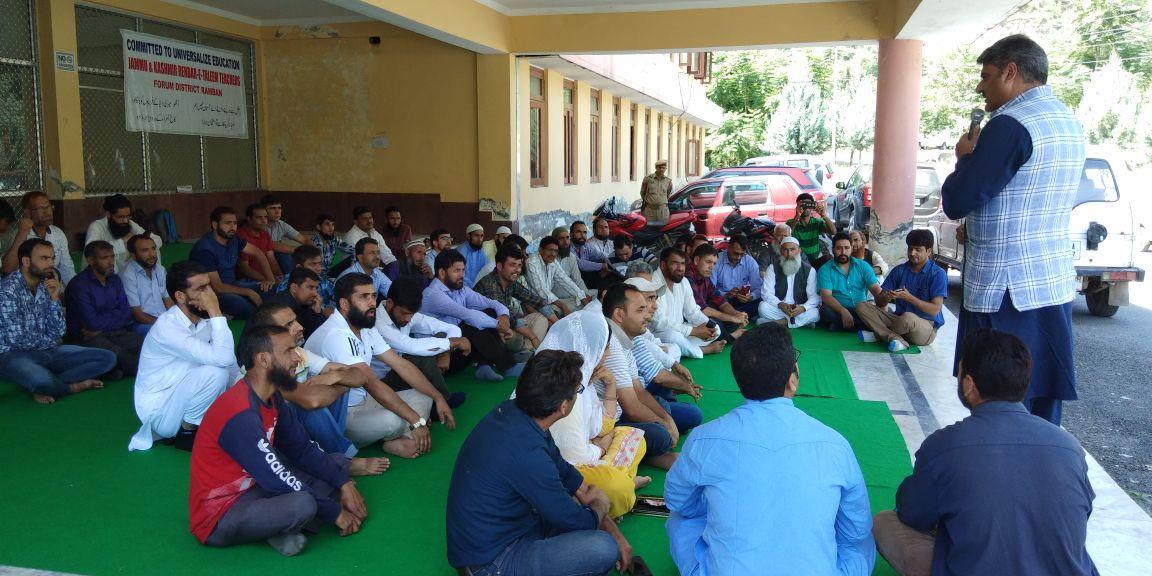 Shaheen sits on Dharna as mark of solidarity with striking SSA teachers