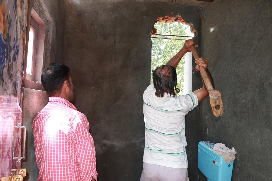 LAWDA conducts demolition drive inside Dal Lake