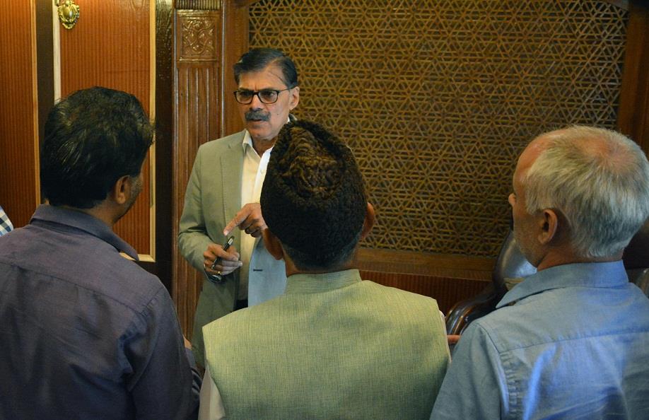 Advisor Kumar hears public delegations, individuals at Srinagar