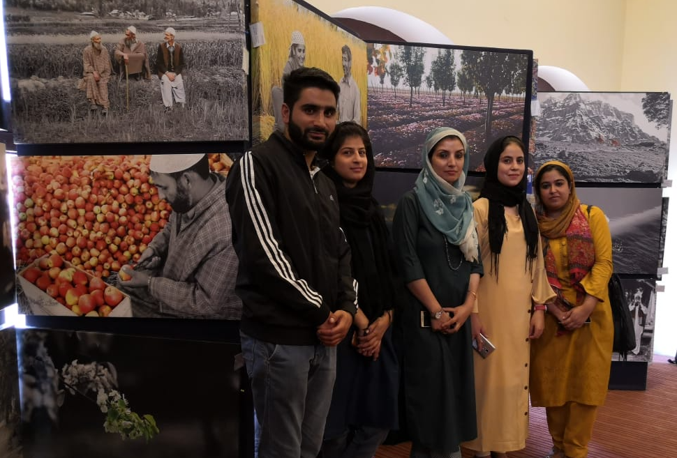 IUST’s Journalism students interact with prominent photographers