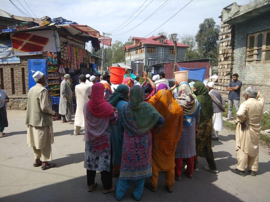 Nathpora Anantnag residents cry for drinking water, PHE officials visits area to look into