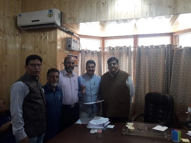 S G R Geelani headed EJAC delegation briefs Advisor (V) on pending wages of casual labourers