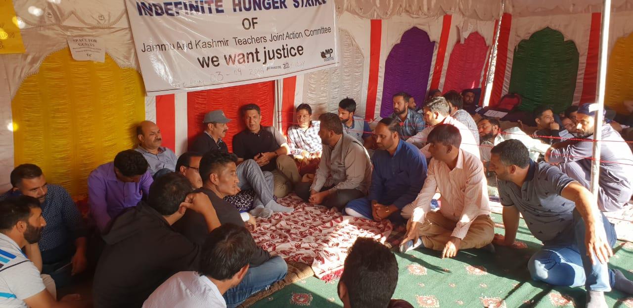 Basharat Bukhari visits protesting teachers at Press Enclave, asks Guv’s Admn for personal intervention