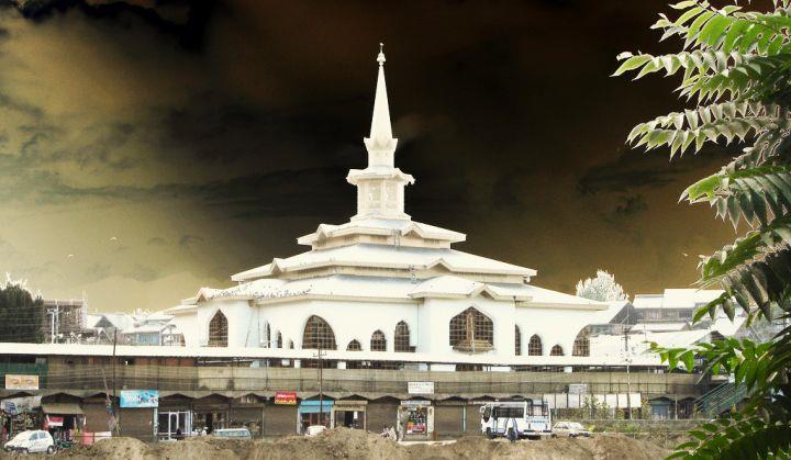 Work on Charar-e-Shareef shrine going on at snail’s pace, say Locals