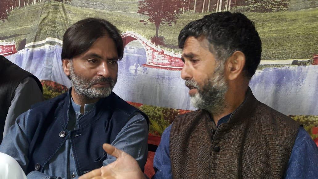 Yasin Malik visits slain Noor Bagh youth’s residence