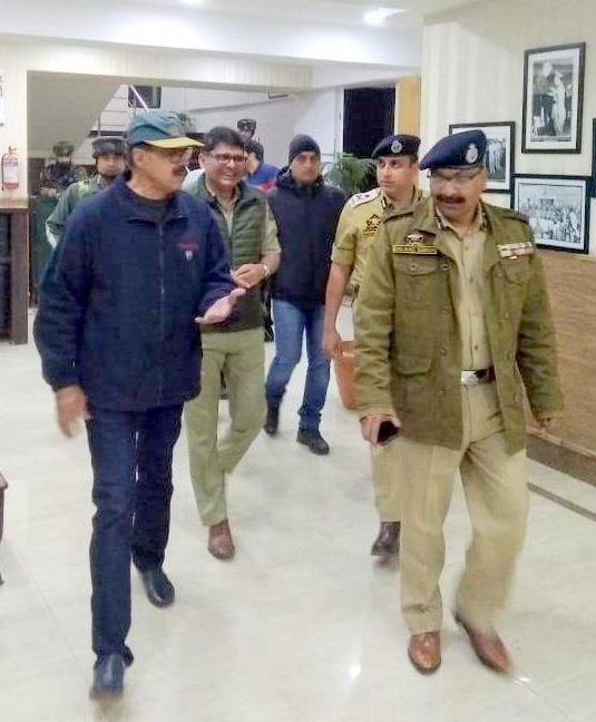 Advisor Kumar visits parts of Srinagar City