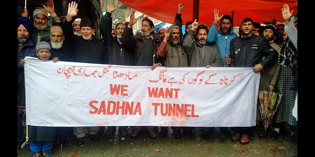 Karnah shuts to demand construction of tunnel at Sadhna top