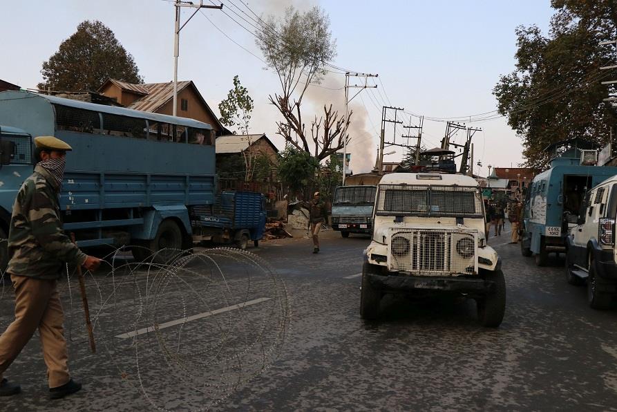 Spontaneous shutdown against Fateh Kadal killings hits normal life across Srinagar