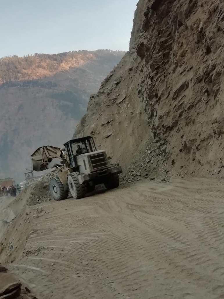 Landslide hits to death JCB operator on Sgr-Jmu highway at Digdol