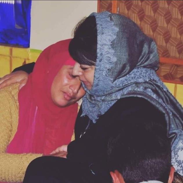 Mehbooba led delegation visits residence of slain PDP worker