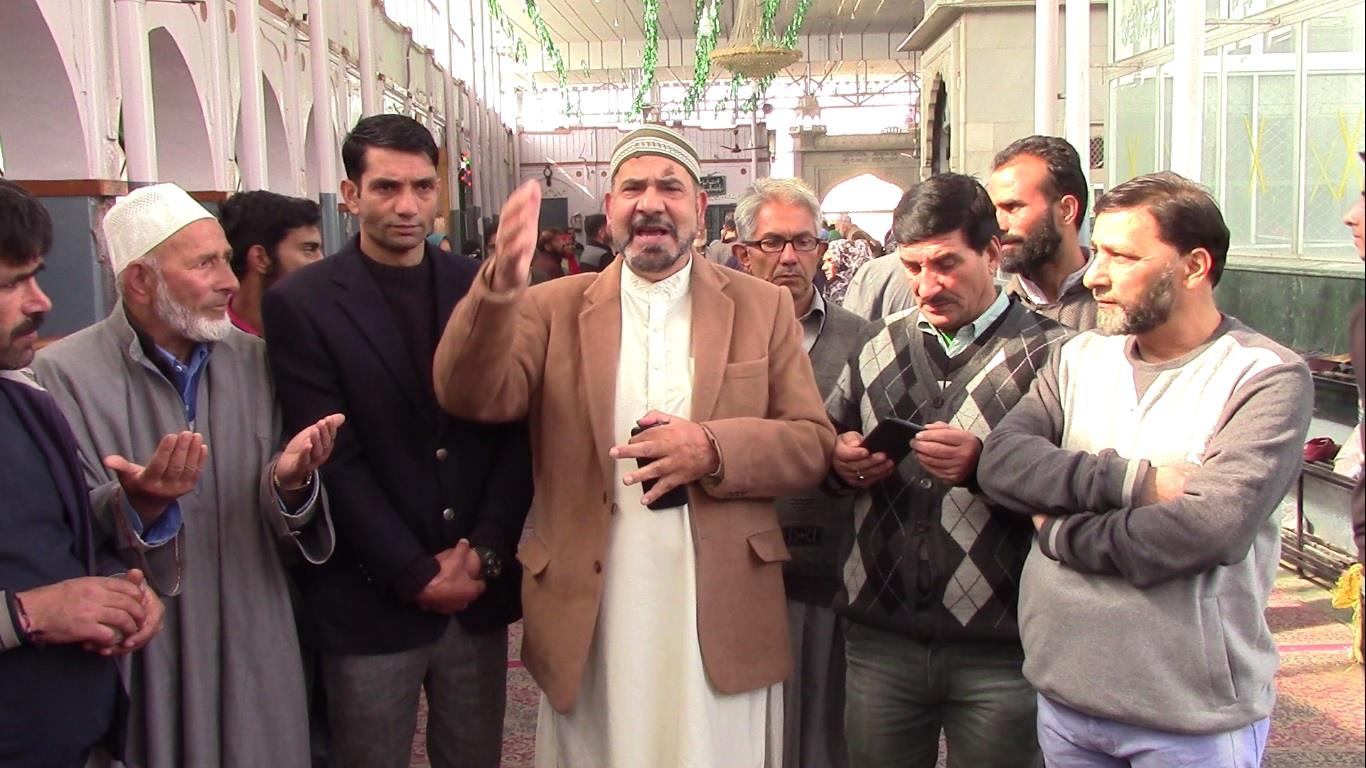 Renzushah visits shrine of Hazrat Sheikh Hamzah Makhdoom Sahib (RA)