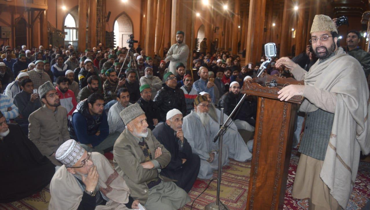 Mirwaiz leads Friday prayers after three weeks at Jamia Masjid Srinagar