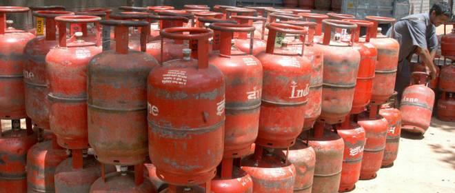 Srinagarities aghast over halt in gas home delivery services