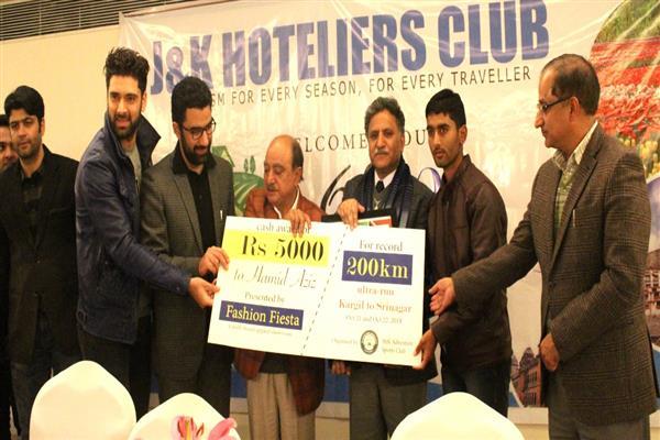 Hoteliers Club, Fashion Fiesta felicitate ultra-runner Hamid