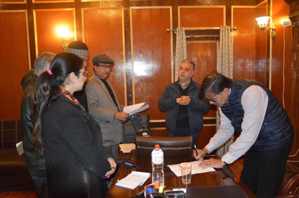 Advisor Kumar listens to public grievances in Srinagar