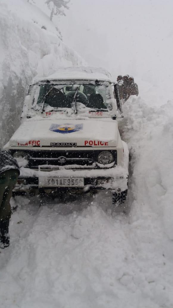 SHO Sonamarg, team had narrow escape on Zojila during snow avalanche on Wednesday