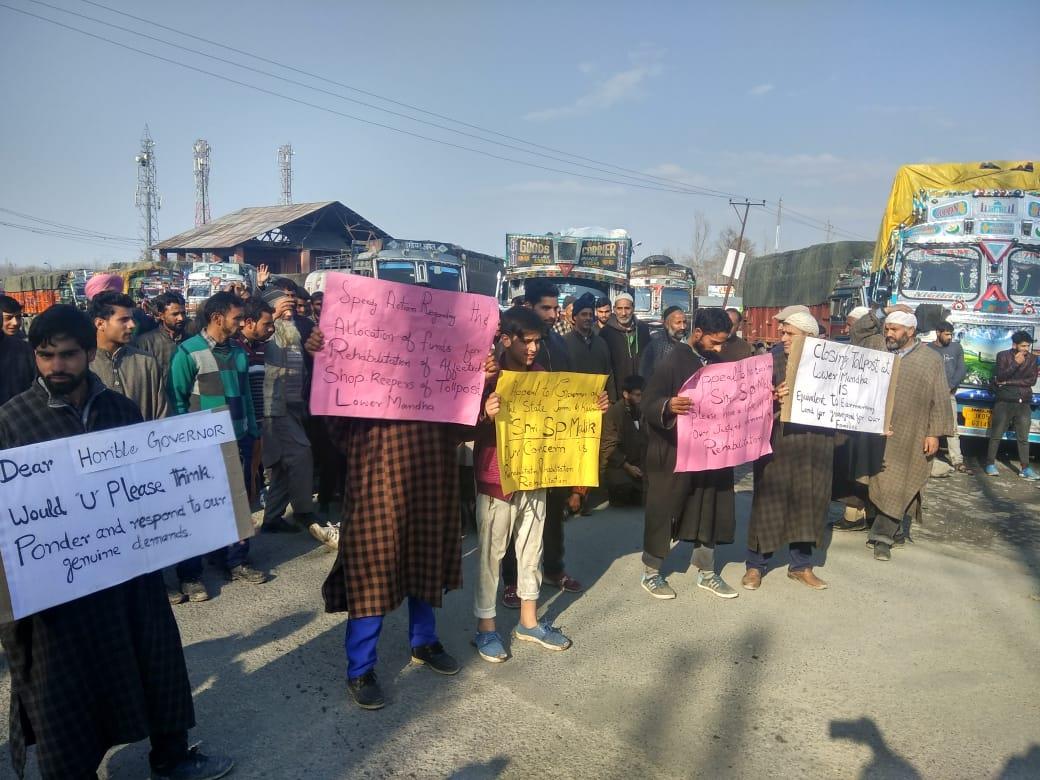 Lawar Munda shopkeepers stage protest, block Sgr-Jmu highway