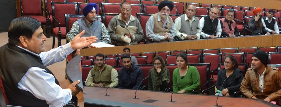 Ensure prompt redress of public grievances: Advisor Vyas to officers