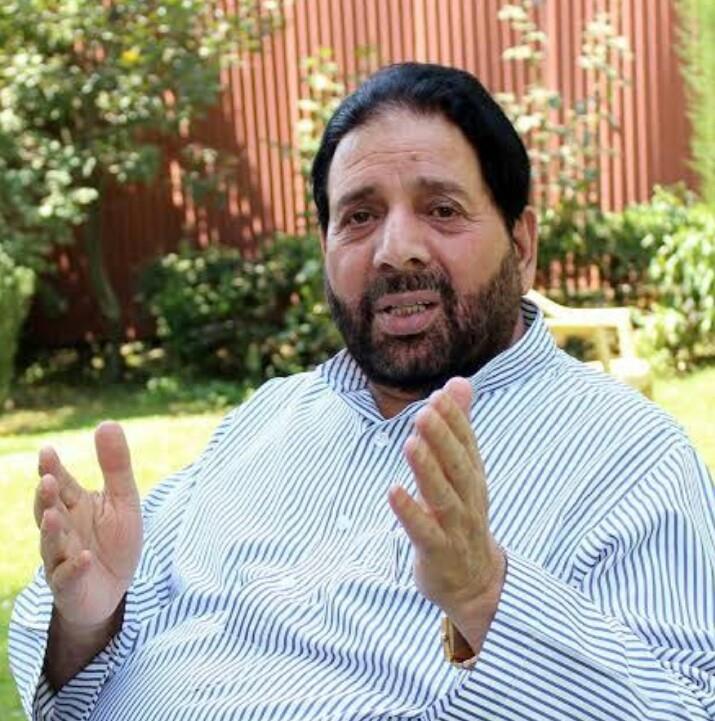 Hakeem Yaseen condoles demise of Iqbal Khanday