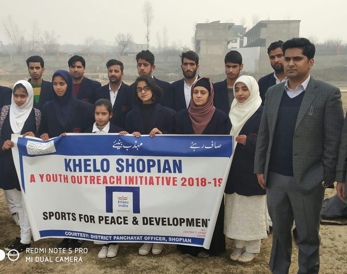 DC Shopian flags off players for Sports and Youth Convention