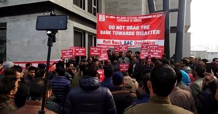 Bank employees held massive demo against SAC decision at Sopore