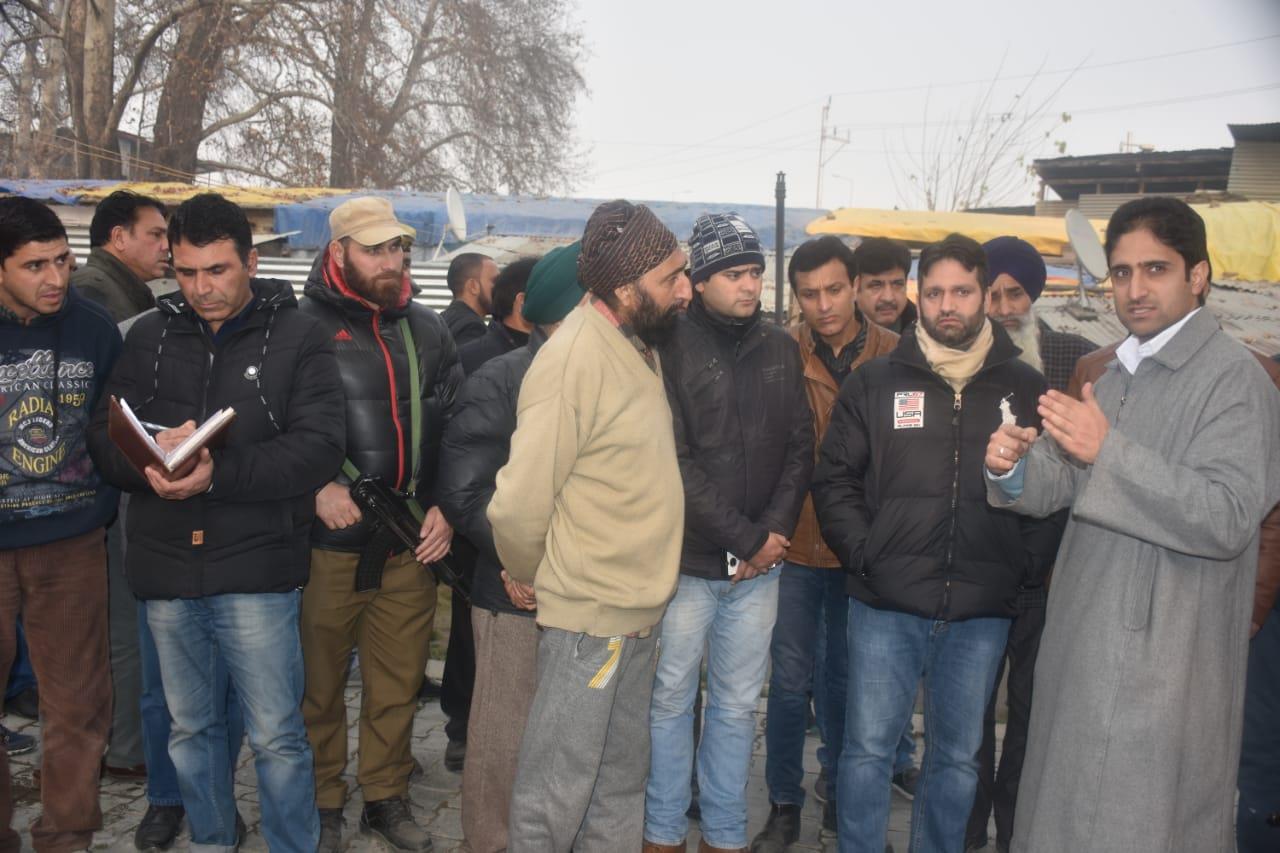 Mayor, Dy Mayor tour uptown areas in Srinagar, interact with traders