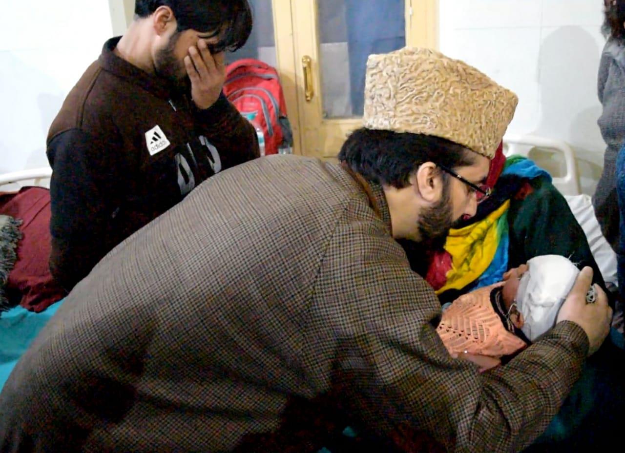 Mirwaiz demands immediate ban on use of pellet guns, visits pellet victim Hiba