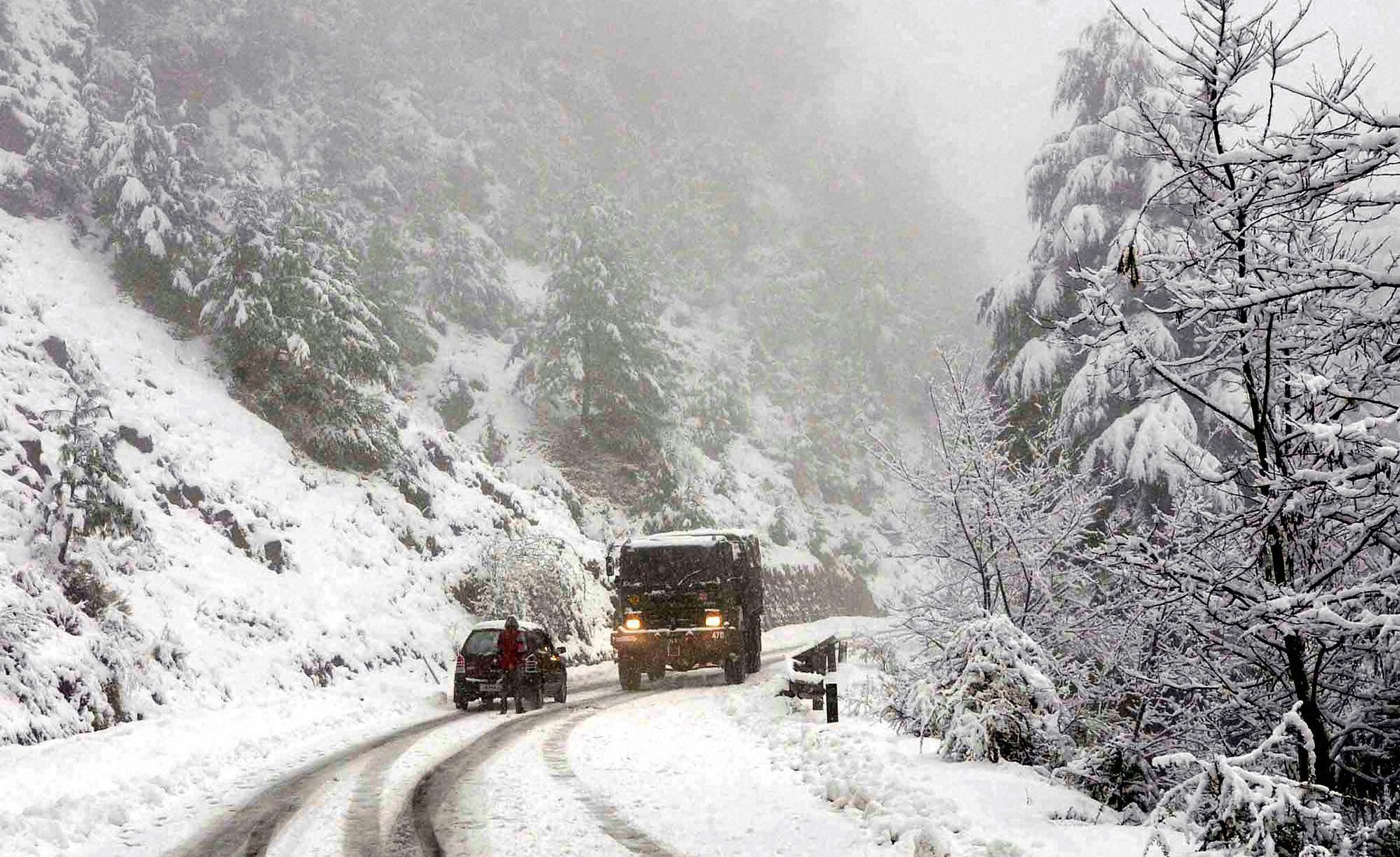 Clear snow on Bandipora-Gurez road immediately: Div Com to BEACON