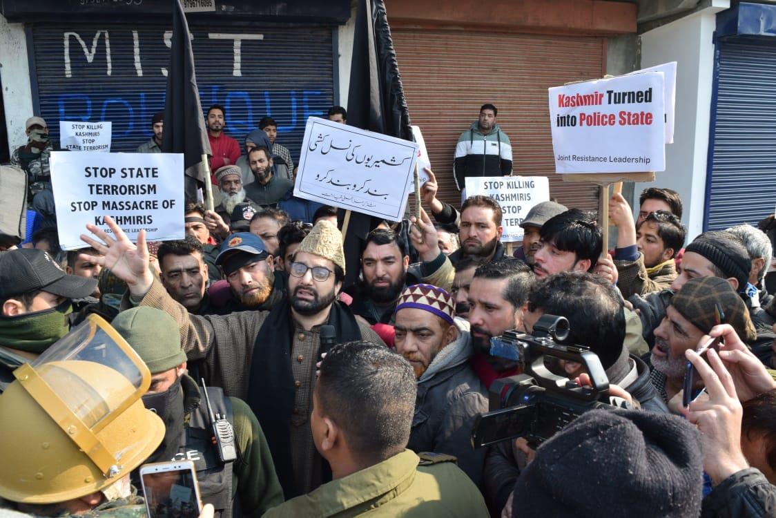 Mirwaiz detained after defying house detention