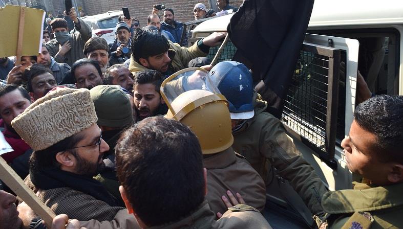 Mirwaiz detained after defying house detention