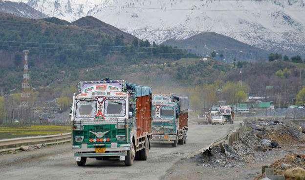 Two way traffic creates huge traffic jams on Srinagar-Jammu highway
