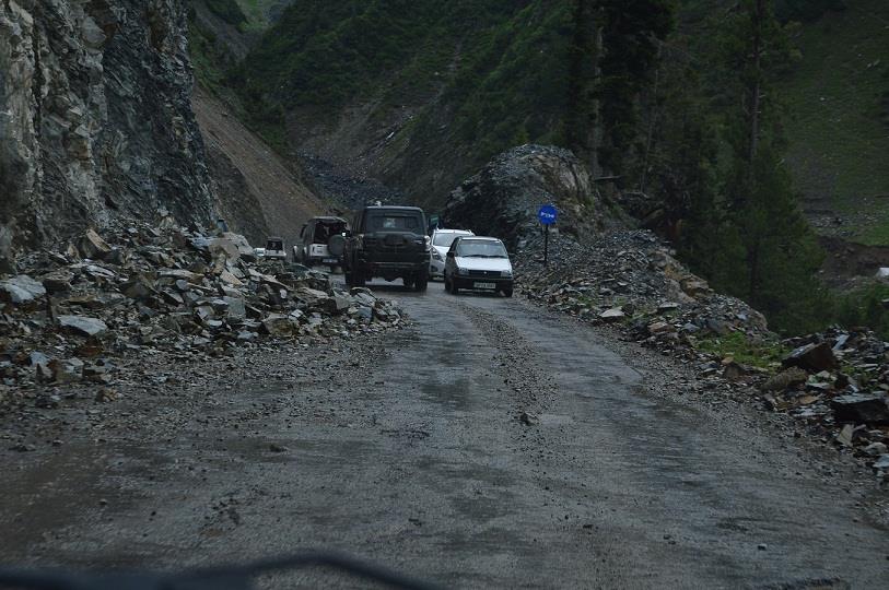 Bandipora-Gurez road reopens for traffic