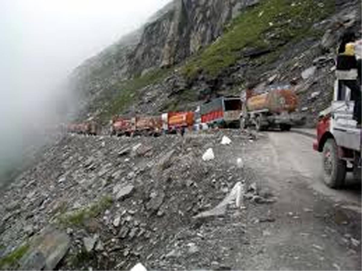 Jammu-Srinagar NHW; People advised to contact traffic units before planning their journey