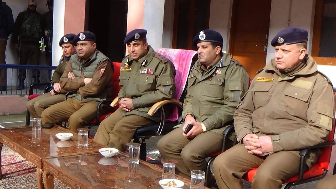 IGP Kashmir visits Ganderbal, interacts with Jawans