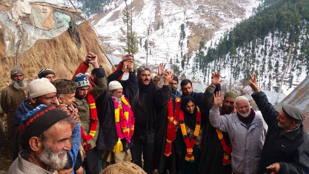 Shaheen visits snow bound areas of Banihal, seeks restoration of utility services