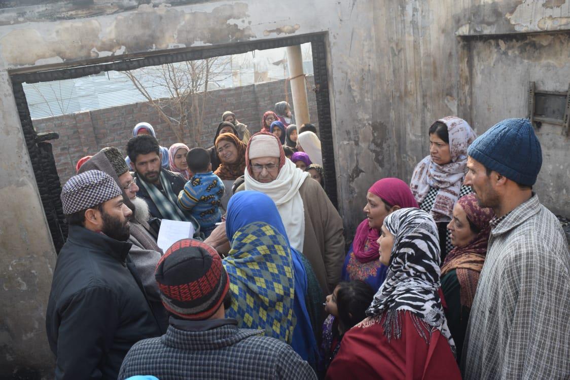 Mirwaiz anguished over loss of property in fire incidents at Watal Kadal, Nawa Kadal