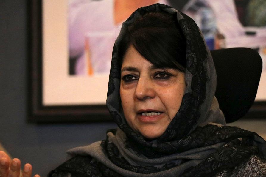 Mehbooba calls up Mirwaiz, conveys her outrage over appearance of IS flag in Jamia Masjid