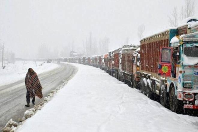 Fresh snowing shuts Srinagar-Jammu highway near Jawahar tunnel