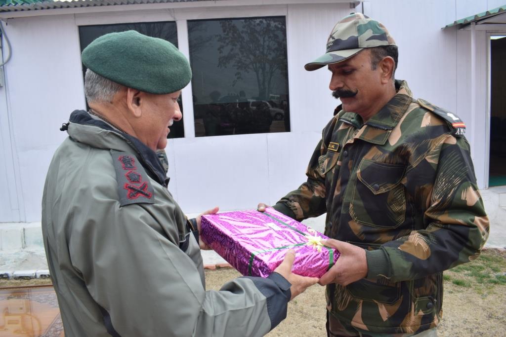 Army chief reviews hinterland security in valley